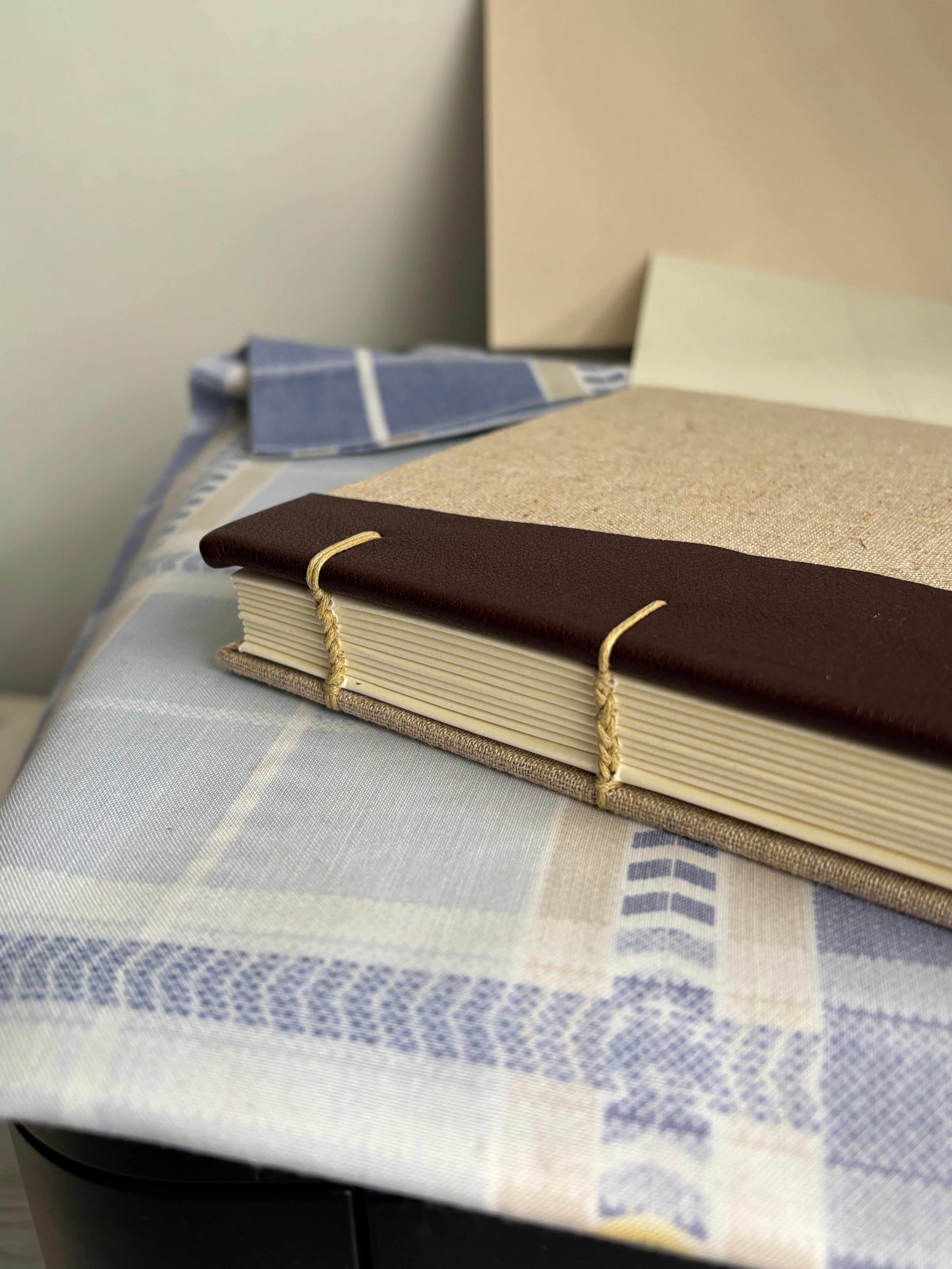Cuaderno copta con detalle de cuero